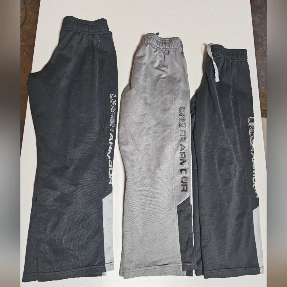 Lot of kids under armour pants, size xs.